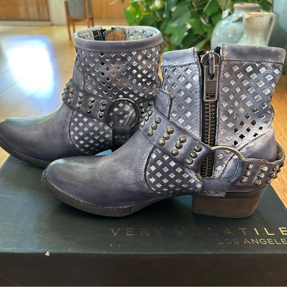 Very Volatile Los Angeles, women leather booties. Size 8.5